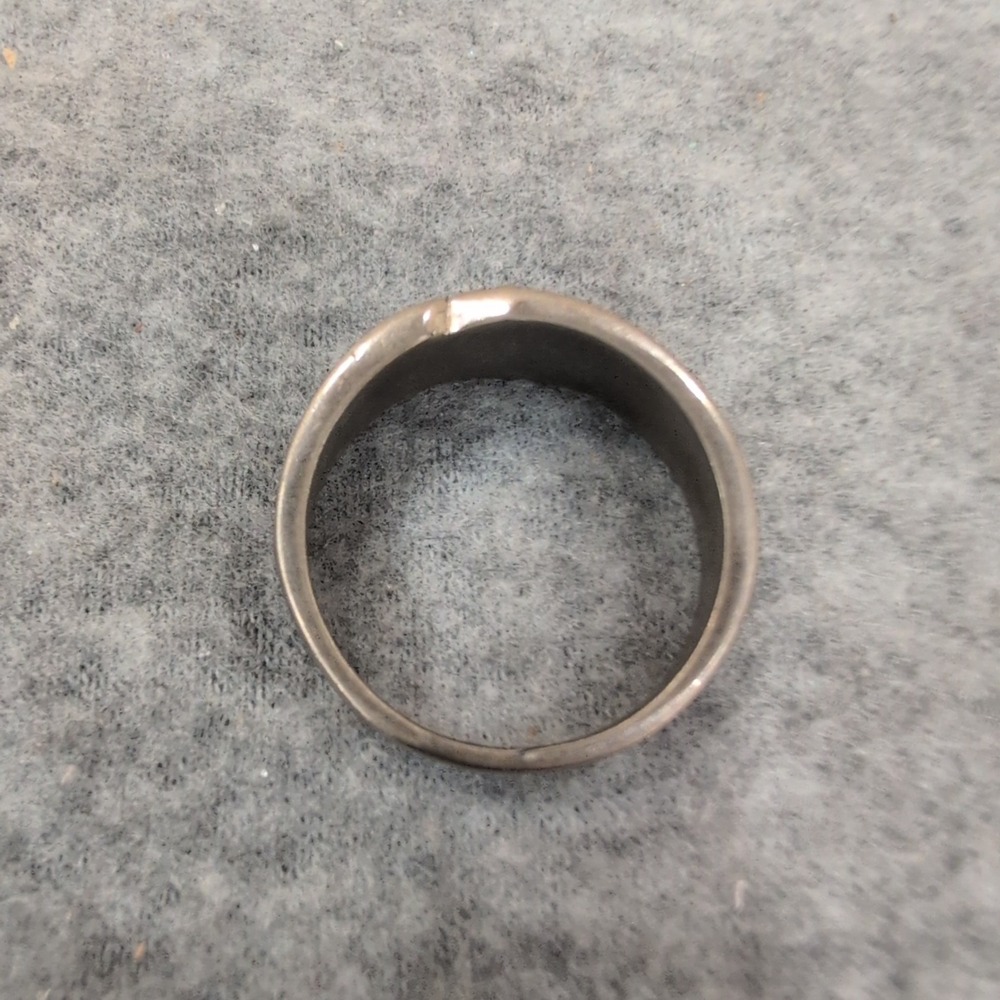 Vintage Silver Tone Floral Embossed Band Ring with Inset Accents - Picture 3 of 4
